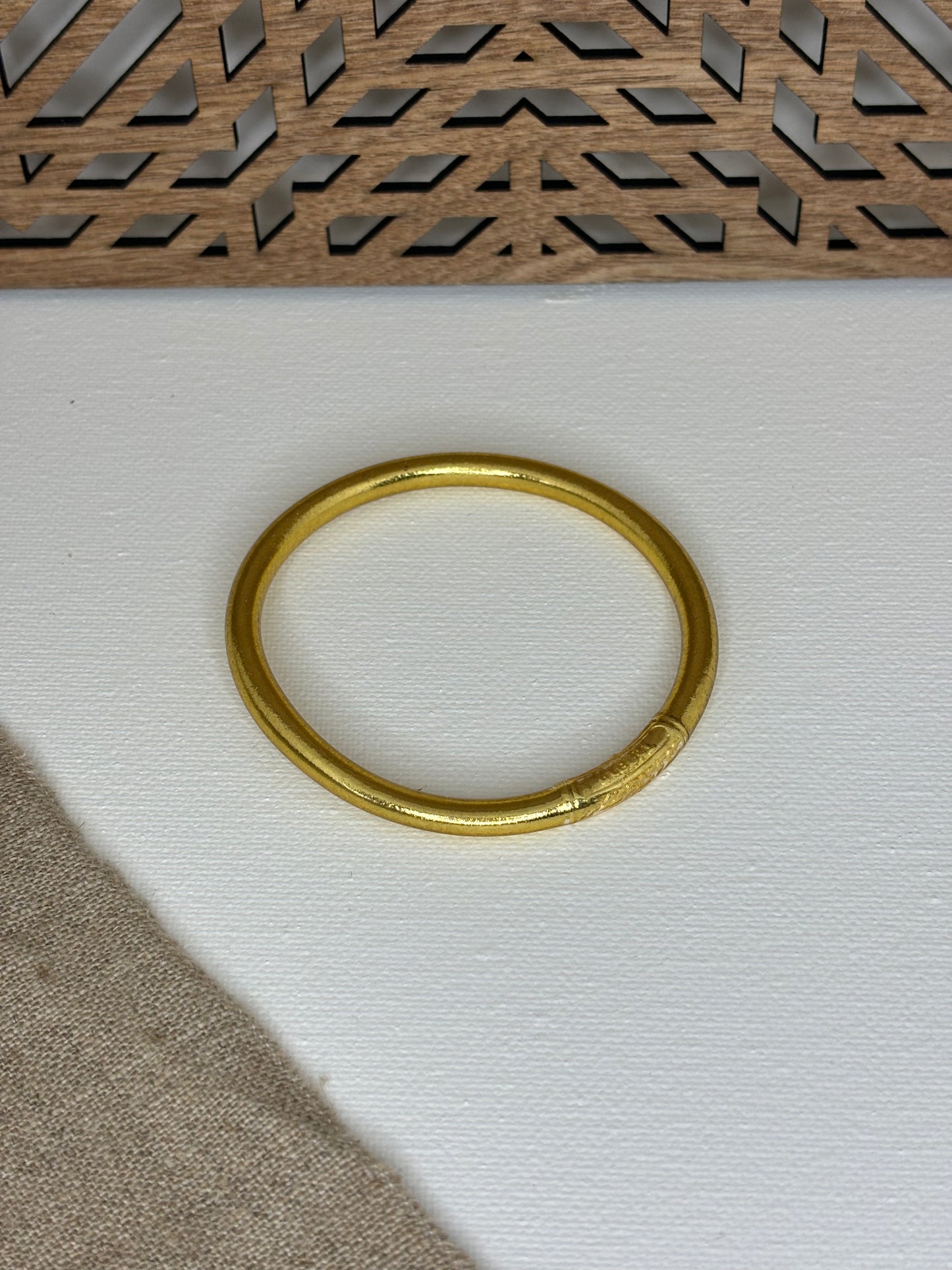 Jonc bouddhiste épais mantra or