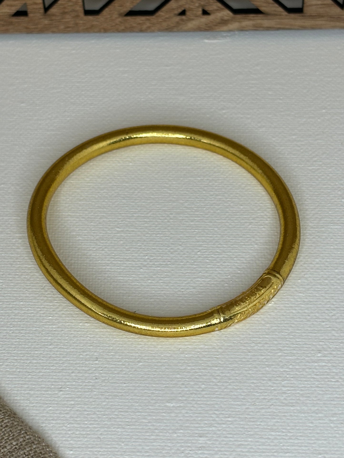 Jonc bouddhiste épais mantra or