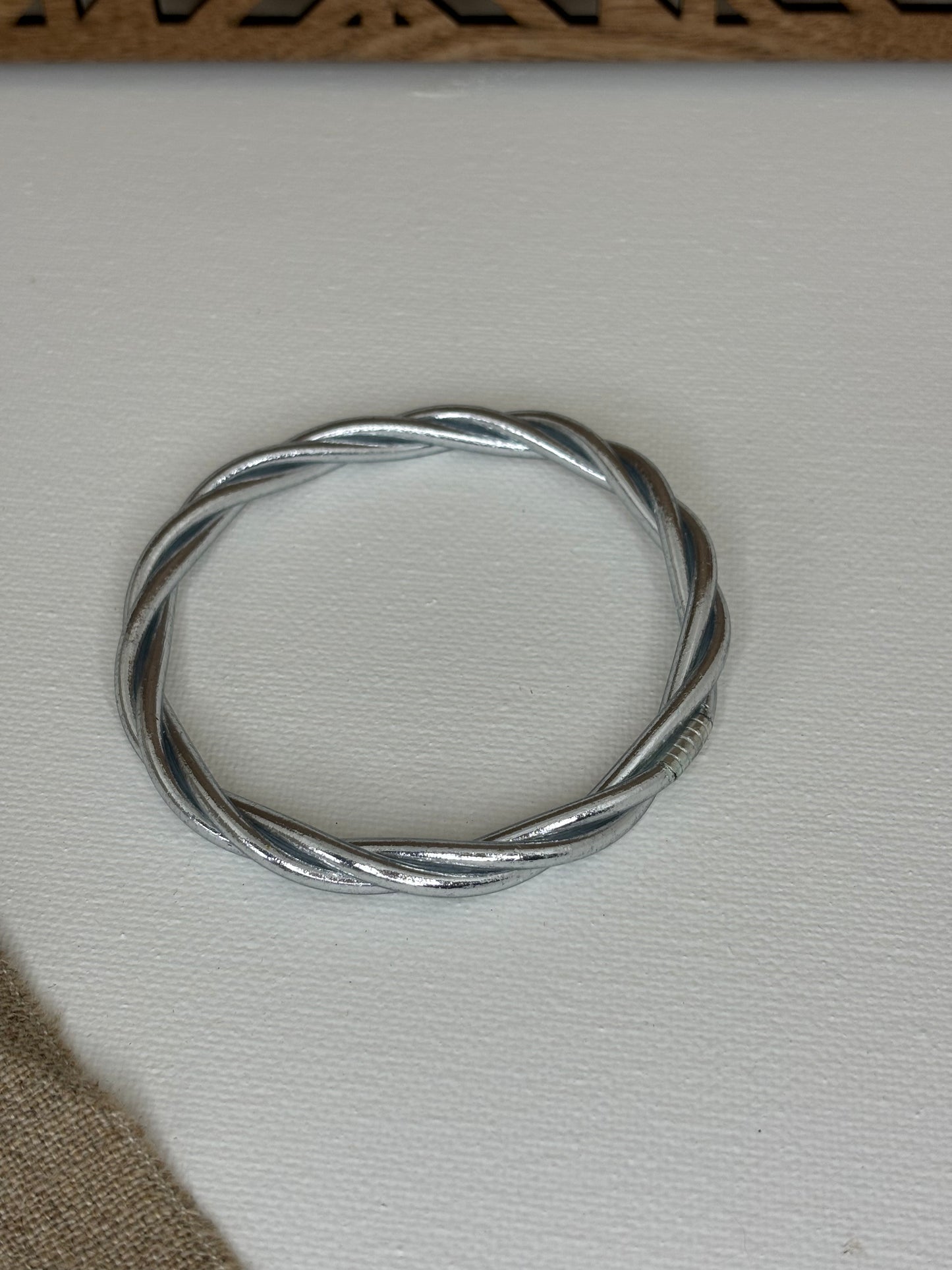 Jonc bouddhiste torsadé argent
